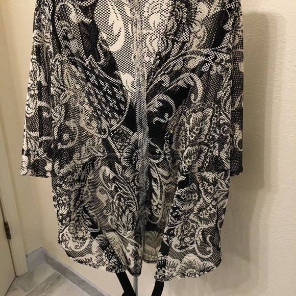 Elegant Black and White Women's Top - Picture 3 of 4